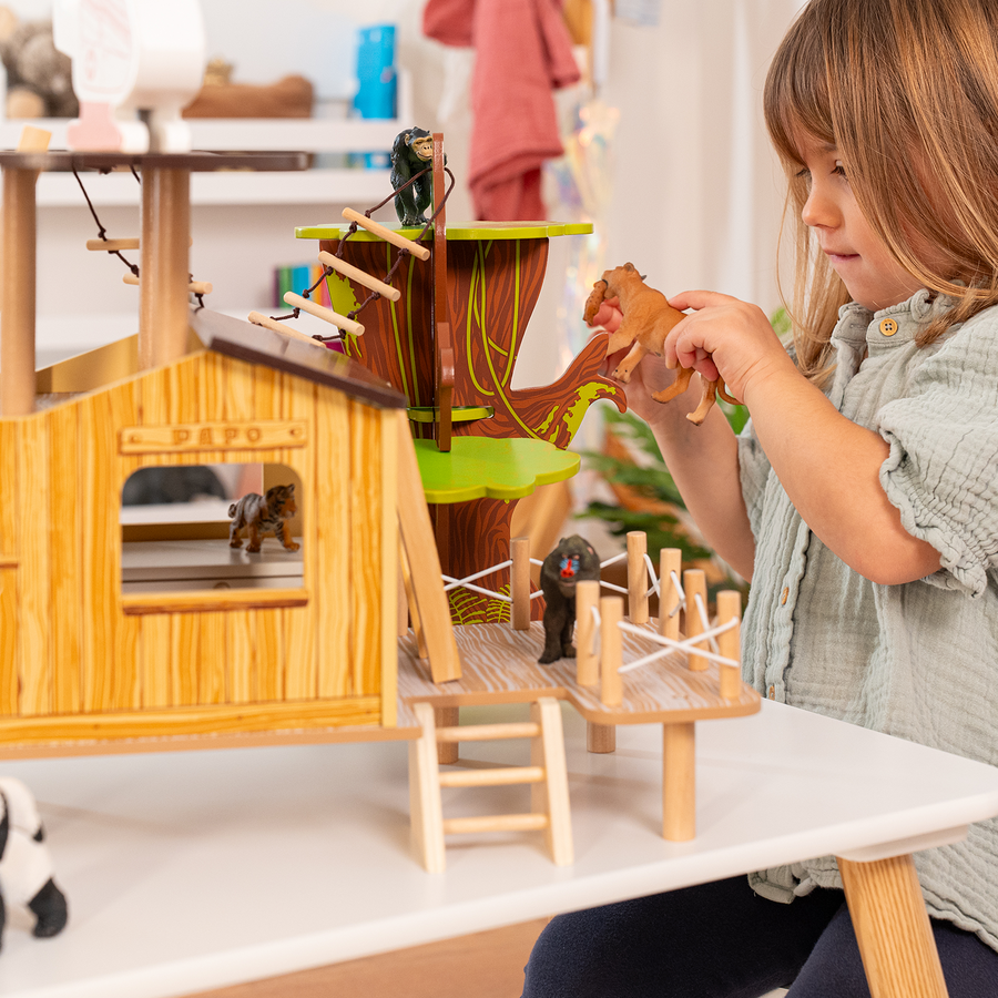 The bush hospital + 2 free figurines