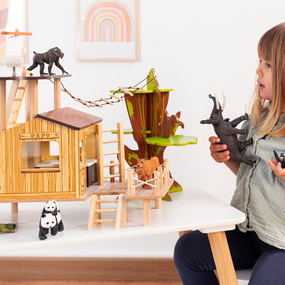 The bush hospital + 2 free figurines